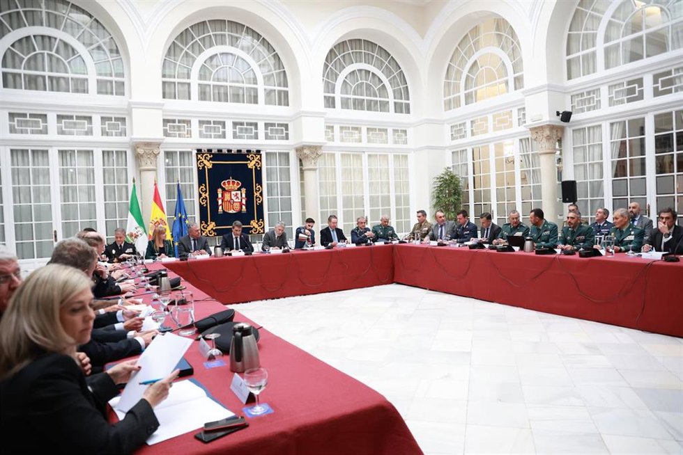 El ministro del Interior, Fernando Grande-Marlaska, junto al delegado del Gobierno, Pedro Fernández, el alcalde de Sevilla, José Luis Sanz, y el secretario de Estado Rafael Pérez, durante la reunión sobre el FpD4. A 11 de marzo de 2025, en Sevilla (Anda