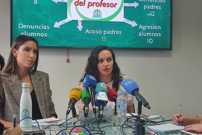 Archivo - Rueda de prensa de la delegada de Secundaria de ANPE Asturias, Mariela Fernández y de  la coordinadora del servicio del Defensor del Profesor de ANPE en Asturias, Montserrat Fernández.