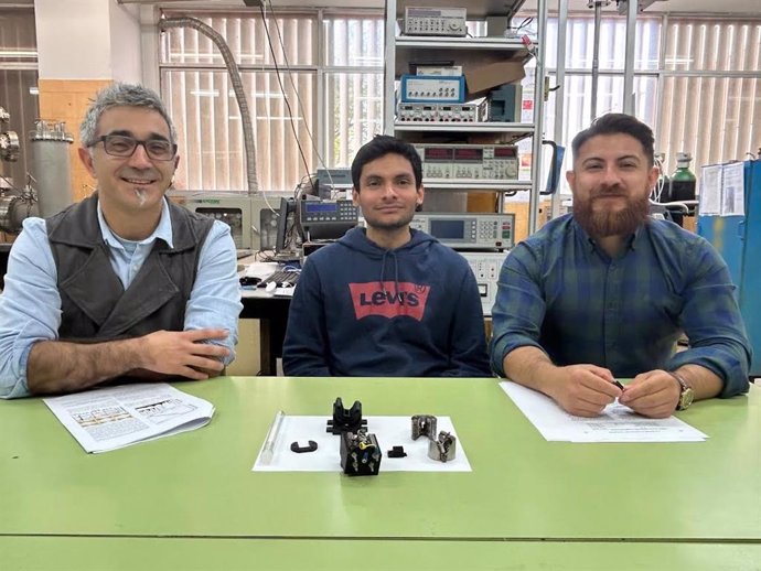 Investigadores de la UA desarrollan un portamuestras que multiplica por 20 la eficiencia de microscopios de efecto túnel.