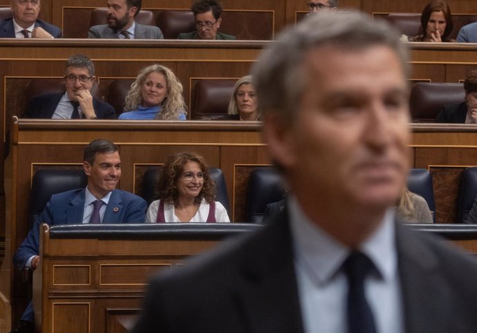 Archivo - El presidente del Gobierno, Pedro Sánchez y la vicepresidenta primera y ministra de Hacienda, María Jesús Montero, durante una sesión plenaria, en el Congreso de los Diputados, a 27 de noviembre de 2024, en Madrid (España). El presidente del Eje