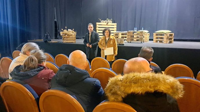 El consejero de Ordenación de Territorio, Ovidio Zapico, y la viceconsejera de Derechos Ciudadanos, Beatriz González Prieto, en la reunión celebrada en Tineo.