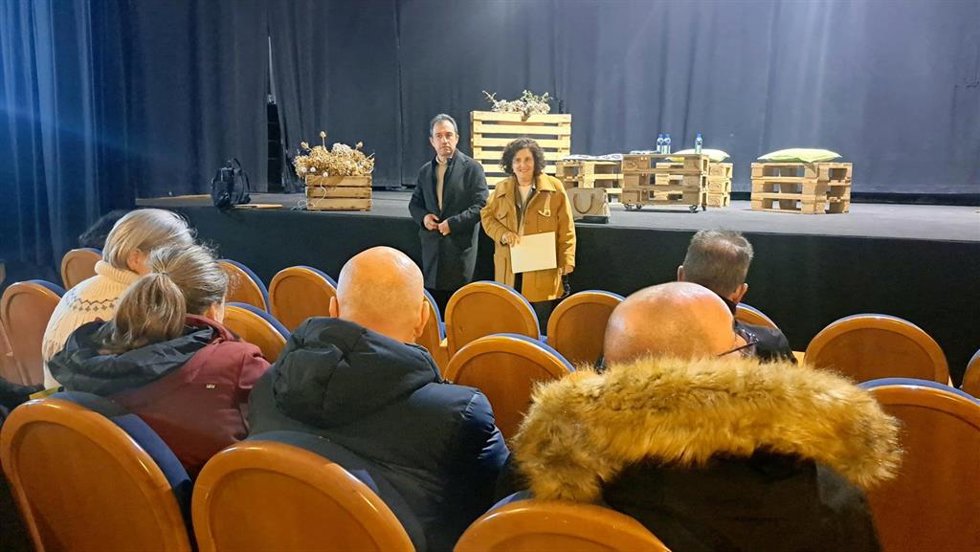 El consejero de Ordenación de Territorio, Ovidio Zapico, y la viceconsejera de Derechos Ciudadanos, Beatriz González Prieto, en la reunión celebrada en Tineo.