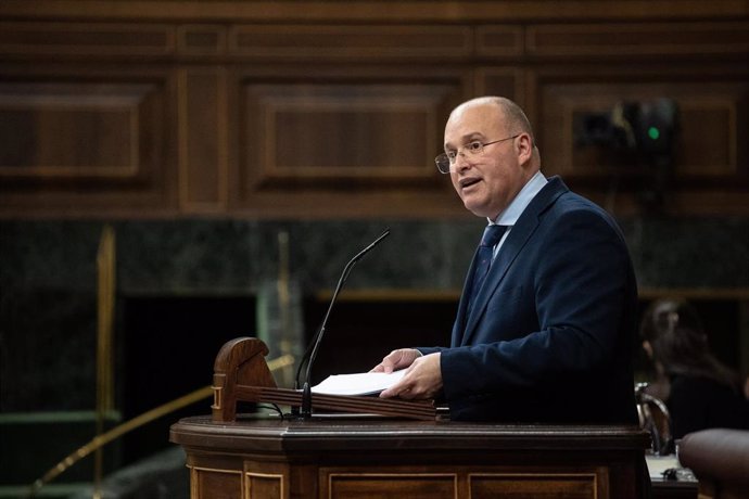 El portavoz del PP en el Congreso, Miguel Tellado, interviene durante un pleno donde se debate la toma en consideración de dos proposiciones de ley, a 11 de marzo de 2025, en Madrid (España). 
