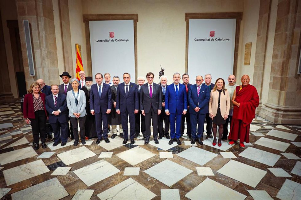 Autoridades durante el acto de celebración de la Semana de la Armonía Interconfesional 