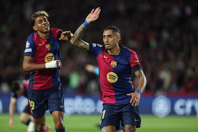 Raphinha, do FC Barcelona, comemora um gol durante a partida de volta das oitavas de final da UEFA Champions League 2024/25, entre FC Barcelona e SL Benfica, no Estadi Olimpic Lluis Companys, em 11 de março de 2025, em Barcelona, Espanha.