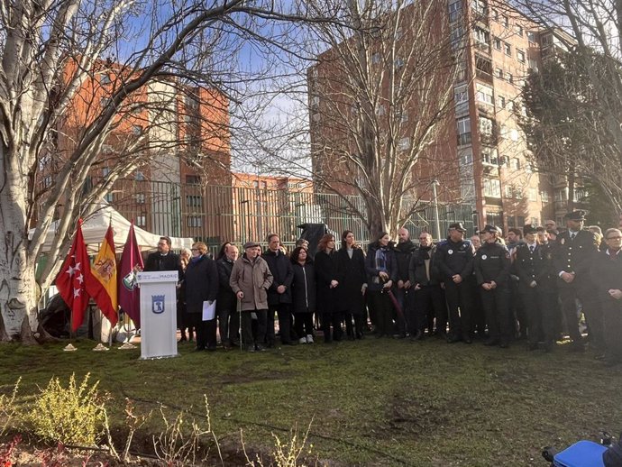 Acto de homenaje a las víctimas del 11-M frente a la estación de Santa Eugenia.