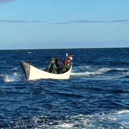 Cayuco localizado en aguas de El Hierro
