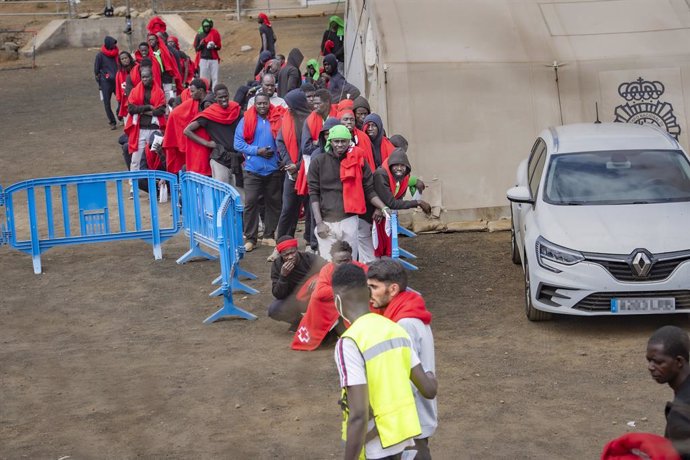 Archivo - Arquivo - Migrantes esperam para serem transferidos para o porto de La Estaca, em 31 de agosto de 2024, em El Hierro, Ilhas Canárias (Espanha). Cerca de 300 pessoas serão transferidas do porto de La Estaca em um navio regular da empresa de naveg