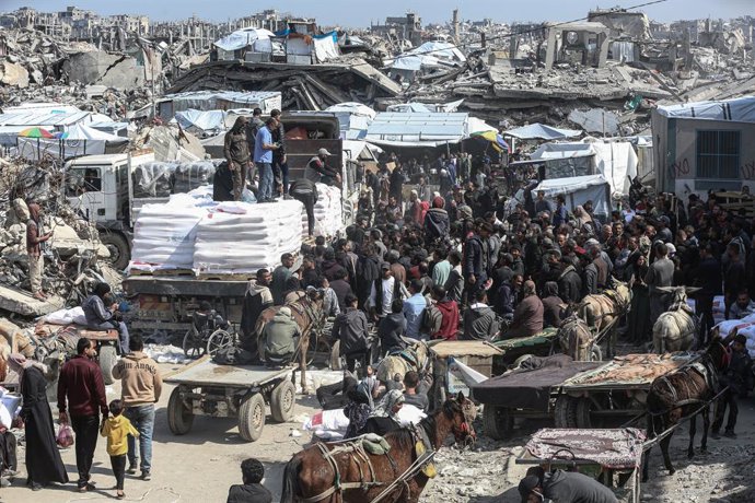 9 de março de 2025, Jabalia, Faixa de Gaza, Território Palestino: A Agência das Nações Unidas de Assistência aos Refugiados da Palestina no Oriente Próximo (UNRWA) continua a distribuir sacos de farinha para os residentes da Faixa de Gaza no campo de Jaba