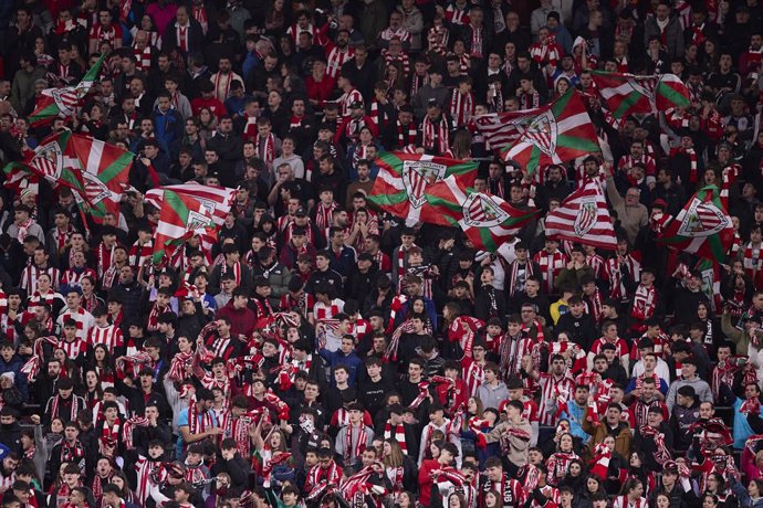 Archivo - Supporters of Athletic Club reacts during the Europa League match between Athletic Club and and FC Viktoria Plzen at San Mames on January 30, 2025, in Bilbao, Spain.