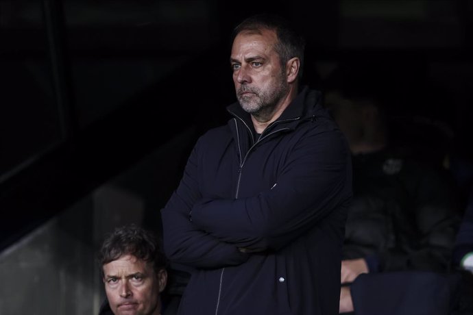 Hansi Flick, técnico do FC Barcelona, observa durante a partida de volta das oitavas de final da Liga dos Campeões da UEFA 2024/25, entre FC Barcelona e SL Benfica, no Estadi Olimpic Lluis Companys, em 11 de março de 2025, em Barcelona, Espanha.