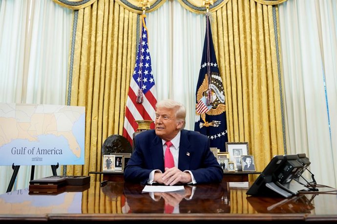 6 de março de 2025, Washington, Distrito de Columbia, EUA: O presidente dos Estados Unidos, Donald Trump, antes de assinar uma ordem executiva no Salão Oval da Casa Branca em Washington, DC, EUA, na quinta-feira, 6 de março de 2025. Trump está assinando o
