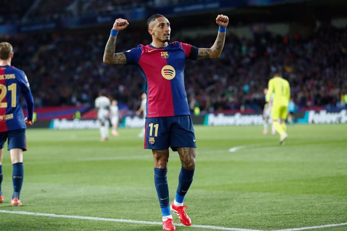 Raphinha, do FC Barcelona, comemora um gol durante a partida de volta das oitavas de final da UEFA Champions League 2024/25, entre FC Barcelona e SL Benfica, no Estadi Olimpic Lluis Companys, em 11 de março de 2025, em Barcelona, Espanha.