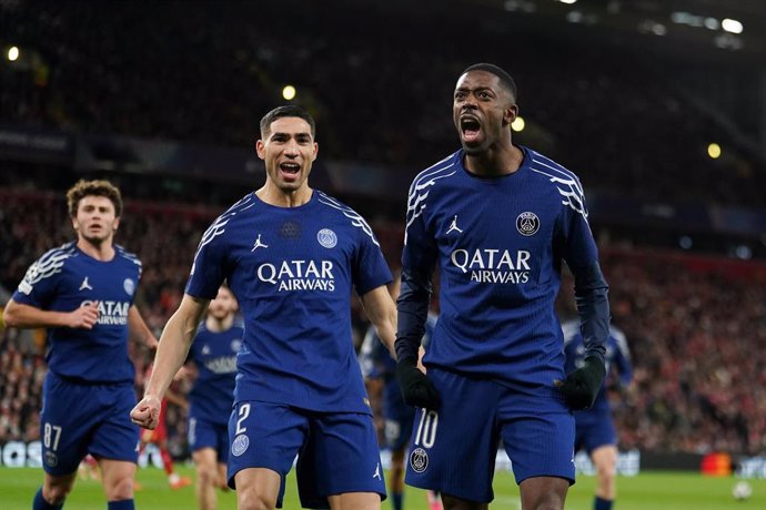 11 de março de 2025, Reino Unido, Liverpool: Ousmane Dembele (R), do Paris Saint-Germain, comemora o primeiro gol de sua equipe durante a partida de futebol das oitavas de final da Liga dos Campeões da UEFA, entre Liverpool e Paris Saint-Germain, no Anfie