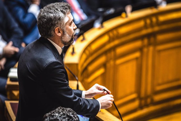 Archivo - El líder de la oposición de Portugal, el secretario general del Partido Socialista (PS), Pedro Nuno Santos, en la Asamblea Nacional