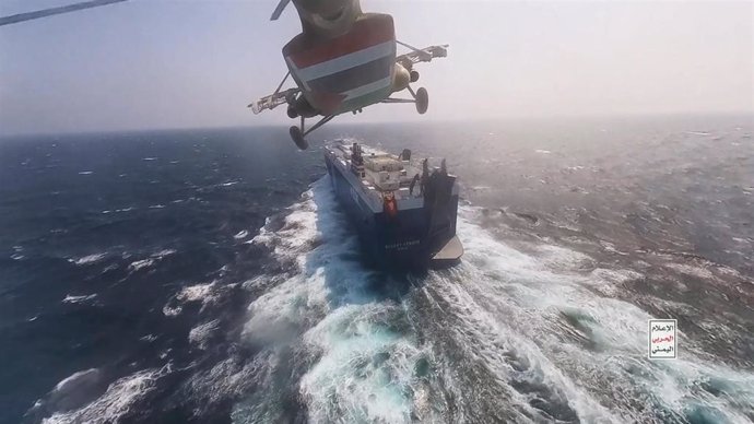 Archivo - Un helicóptero de los hutíes sobrevuela un buque de carga en el mar Rojo frente a la costa de Hodeida, Yemen