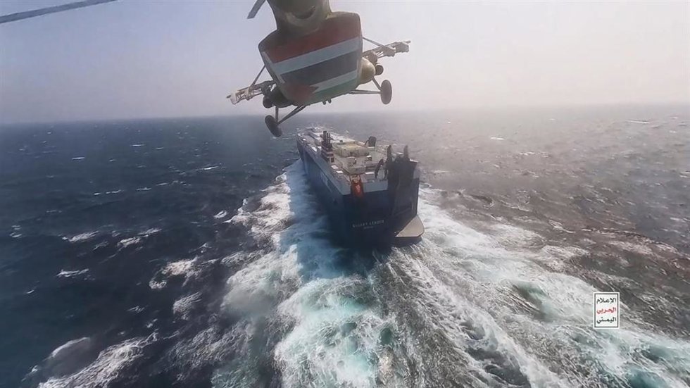 Archivo - Un helicóptero de los hutíes sobrevuela un buque de carga en el mar Rojo frente a la costa de Hodeida, Yemen