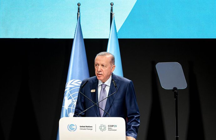 Archivo - 12 de novembro de 2024, Baku, Azerbaijão, Azerbaijão: RECEP TAYYIP ERDOGAN, Presidente da Turquia, discursa na Cúpula de Ação Climática dos Líderes Mundiais da COP29... A COP é a maior reunião de autoridades de alto nível do mundo que se concent