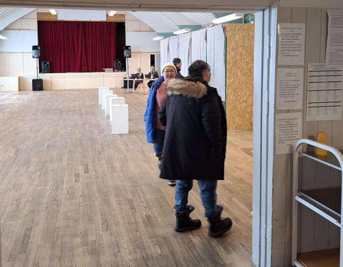 Votantes en un colegio electoral en Aasiaat, en Groenlandia (Dinamarca)