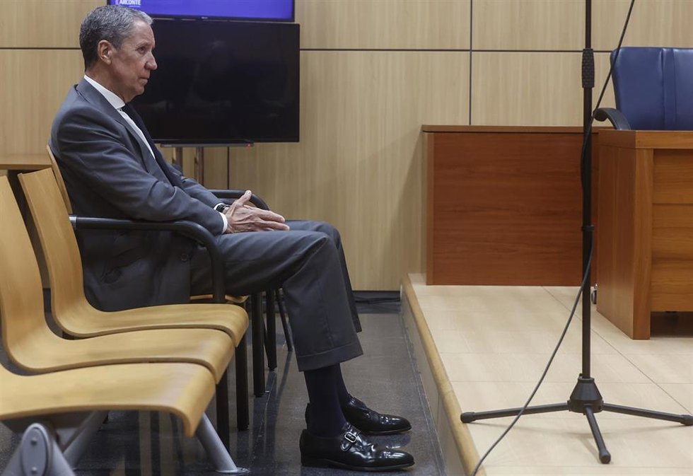 Archivo - El expresidente de la Generalitat valenciana y exministro, Eduardo Zaplana, en el banquillo 