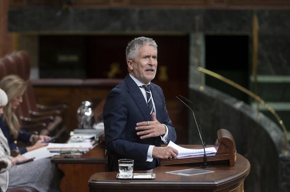Archivo - El ministro de Interior, Fernando Grande-Marlaska, interviene durante una sesión plenaria, en el Congreso de los Diputados, a 11 de septiembre de 2024, en Madrid (España).