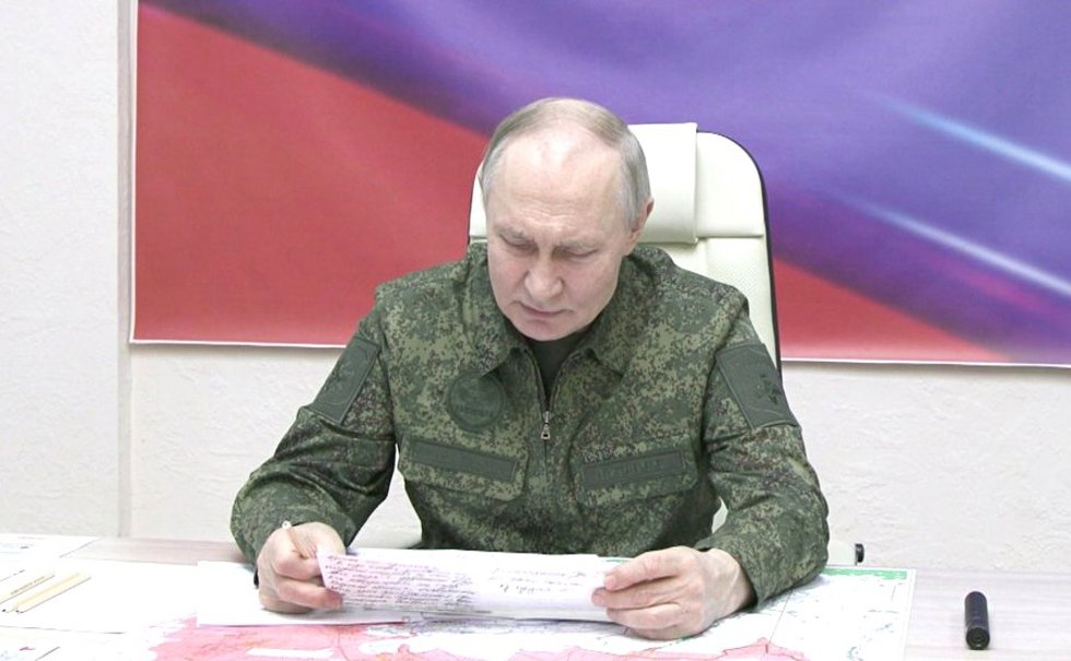 HANDOUT - 13 March 2025, Russia, Kursk: Russian President Vladimir Putin looks over documents during a surprise visit to the Kursk region. Photo: -/Kremlin/dpa - ATTENTION: editorial use only and only if the credit mentioned above is referenced in full