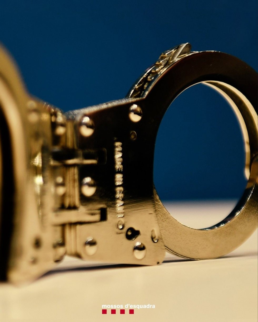 Archivo - Imagen de recurso de unas esposas de los Mossos d'Esquadra