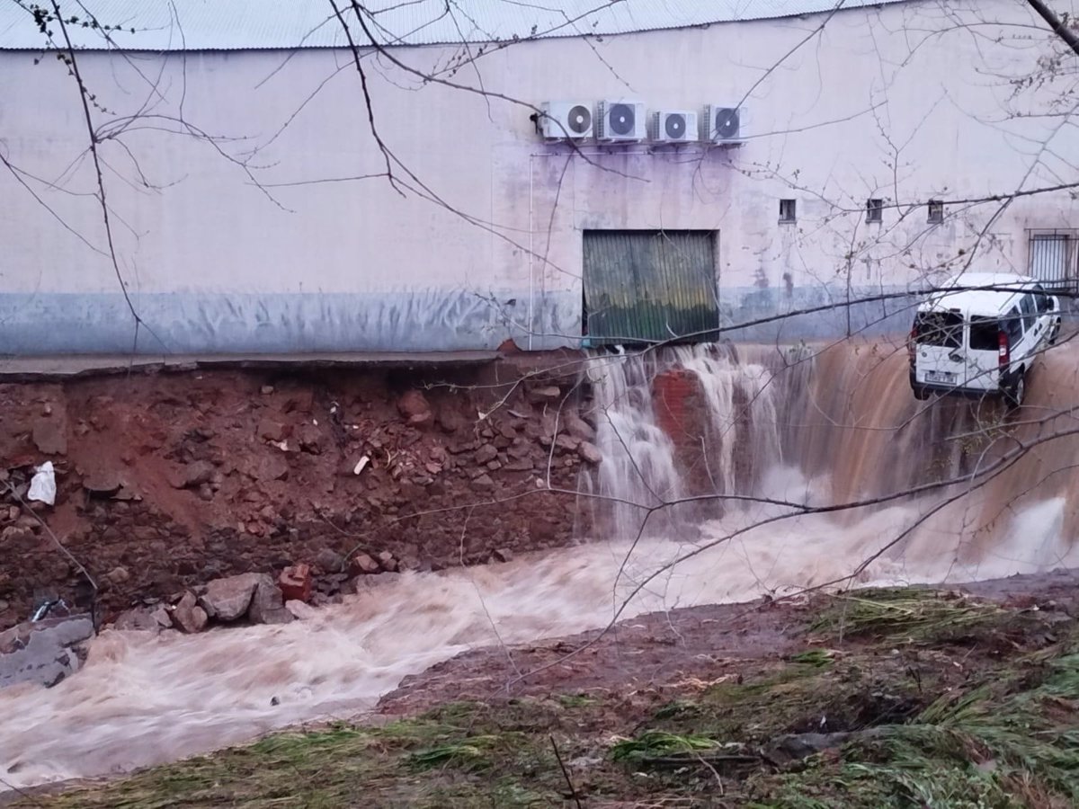 Temporal | Directo: Vehículos arrastrados, dos evacuados y una carretera cortada por un desbordamiento en Cáceres