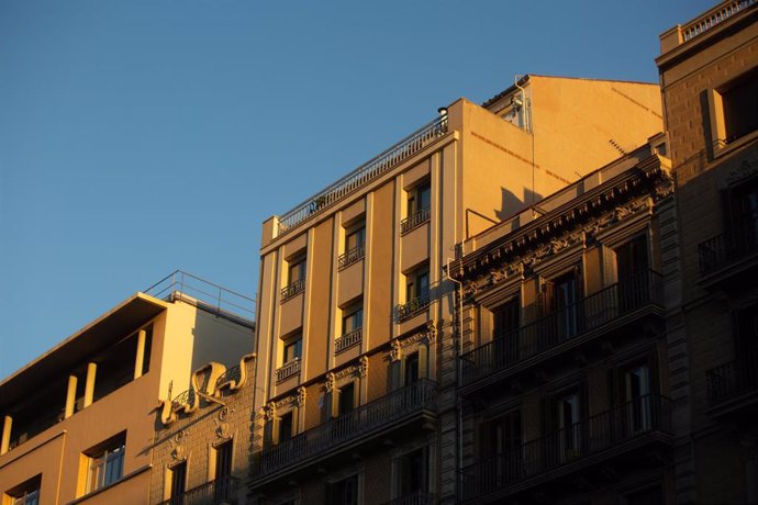 Archivo - Edificios con vivienda. 