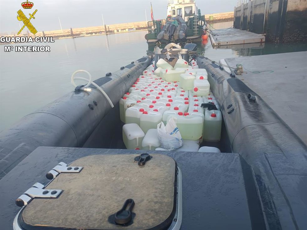Archivo - Imagen de archivo de petacas de gasolina incautadas por la Guardia Civil en la desembocadura del río Guadalquivir.