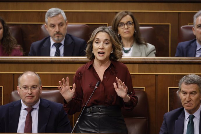 La secretaria del PP, Cuca Gamarra, interviene durante una sesión de control al Gobierno en el Congreso de los Diputados, a 26 de febrero de 2025, en Madrid (España). El Gobierno hace frente a una nueva sesión de control en el Congreso con numerosas pregu