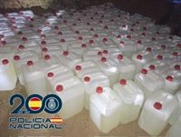 Intervienen 153 garrafas de gasolina para el petaqueo de narcolanchas en una finca abandonada de Jerez (Cádiz)