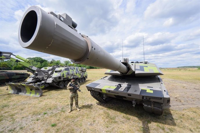 Archivo - 14 July 2022, Lower Saxony, Unterluess: An infantryman stands next to the new Panther KF51 main battle tank from the Rheinmetall armaments group during a tour of the Rheinmetall plant in Unterluess on the occasion of the summer trip by Lower Sax