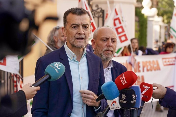 El coordinador federal de Izquierda Unida, Antonio Maíllo, atiende a los medios antes de asistir al acto de reparación de la memoria de Manuel José García Caparrós. A 27 de febrero de 2025, en Málaga (Andalucía, España).