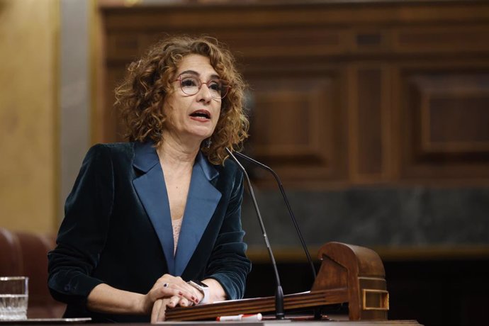 La vicepresidenta primera y ministra de Hacienda, María Jesús Montero, interviene durante una sesión plenaria en el Congreso de los Diputados, a 26 de febrero de 2025, en Madrid (España). El Gobierno hace frente a una nueva sesión de control en el Congres