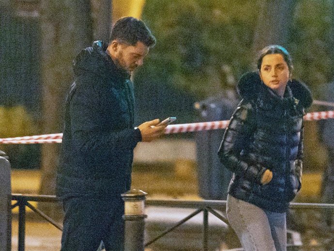 Ana de Armas y su novio, Manuel Anido, pasean con su mascota por las calles de Madrid