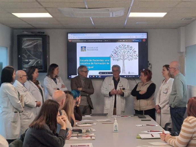 El gerente del Área de Salud, José Sedes (en el centro de la imagen ) agradeció a la Asociación de Ostomizados de Cartagena y a su presidenta, Clara Heredia (4d), su colaboración para conocer de primera mano las necesidades de estos pacientes.