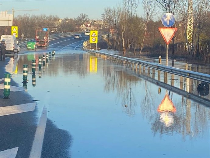 Continúa cortada la M-206 por agua en la vía en San Fernando de Henares