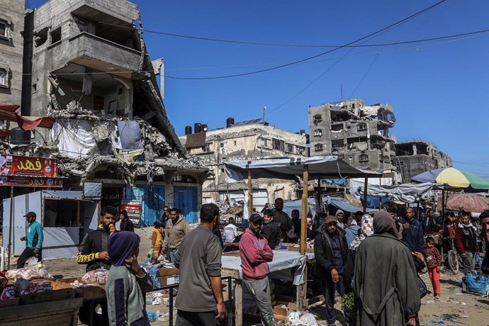 Palestinos en un mercado al aire libre en la ciudad de Jan Yunis, en el sur de la Franja de Gaza, en el marco del alto el fuego entre Israel y Hamás tras la ofensiva israelí contra el enclave después de los ataques del 7 de octubre de 2023 (archivo)