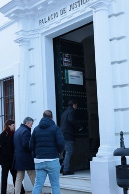 El alcalde de Mairena del Alcor al acudir a los juzgados de Carmona por el caso del tanatorio