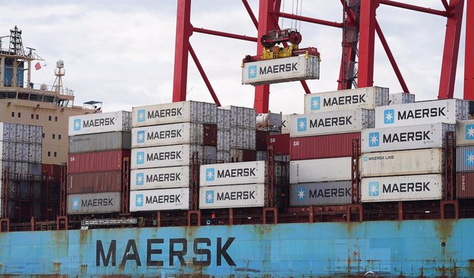 Archivo - FILED - 30 March 2023, Hamburg: A container ship of the Maersk shipping company is handled at Eurogate Container Terminal. Photo: Marcus Brandt/dpa