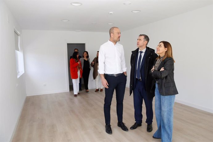 La presidenta de Cantabria, María José Sáenz de Buruaga, ha visitado las instalaciones del albergue junto al alcalde de Torrelavega, Javier López Estrada, y el consejero de Cultura, Turismo y Deporte, Luis Martínez Abad.