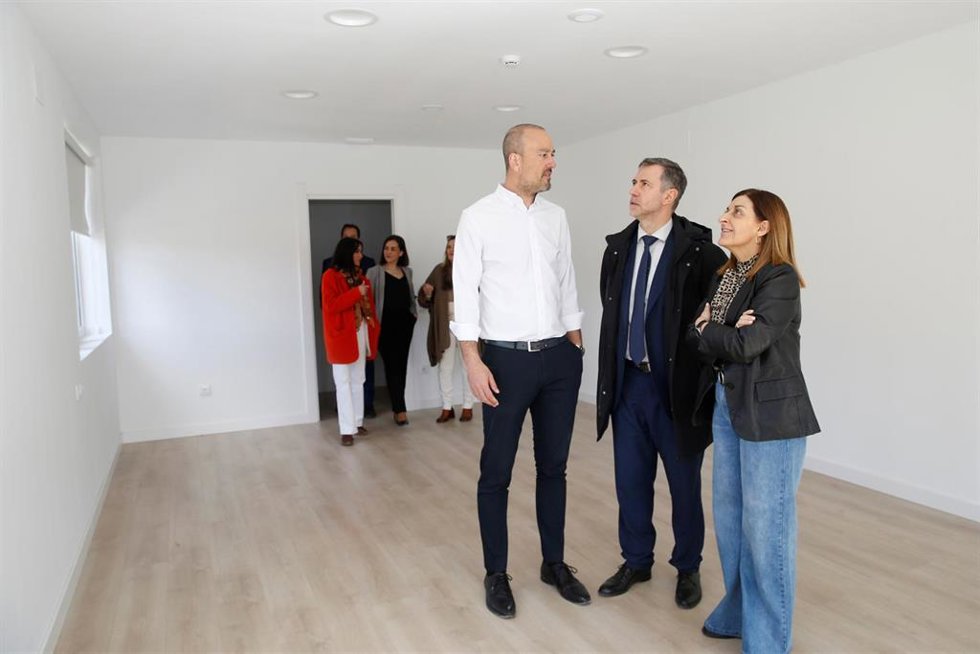 La presidenta de Cantabria, María José Sáenz de Buruaga, ha visitado las instalaciones del albergue junto al alcalde de Torrelavega, Javier López Estrada, y el consejero de Cultura, Turismo y Deporte, Luis Martínez Abad.