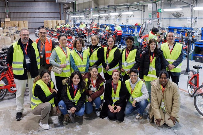 Mujeres que participan en el curso de mecánica del Bicing de Barcelona Serveis Municipals (BSM)