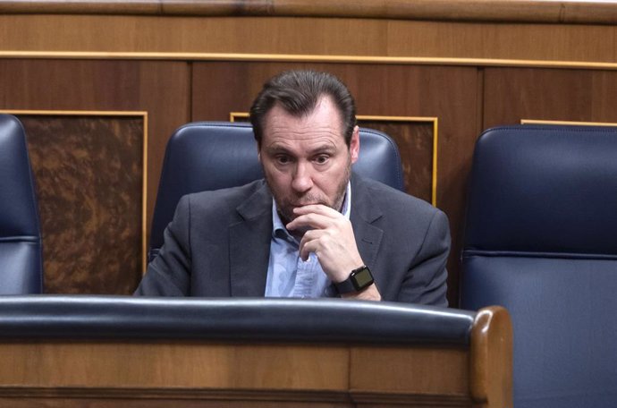 El ministro de Transportes y Movilidad Sostenible, Óscar Puente, durante una sesión plenaria, en el Congreso de los Diputados, a 18 de febrero de 2025, en Madrid (España). 