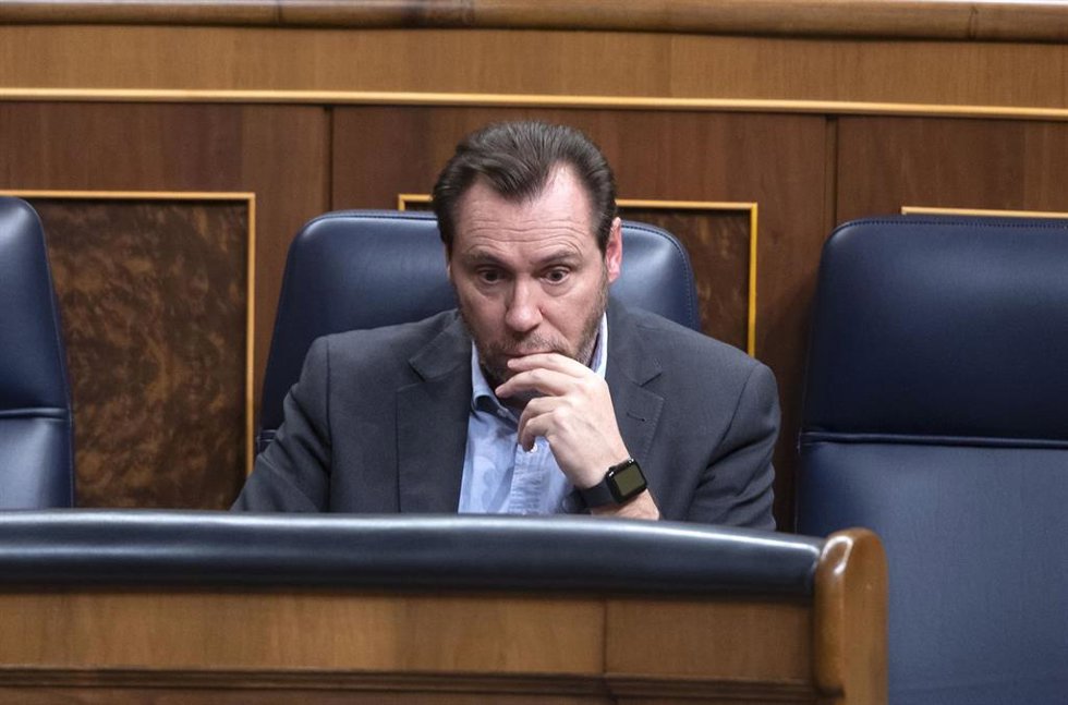El ministro de Transportes y Movilidad Sostenible, Óscar Puente, durante una sesión plenaria, en el Congreso de los Diputados, a 18 de febrero de 2025, en Madrid (España). 