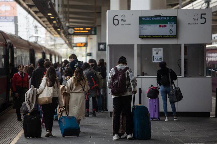 Archivo - Arxiu - Diverses persones en l'andana per a agafar un tren a Madrid, des de l'estació Joaquín Sorolla en imatge d'arxiu
