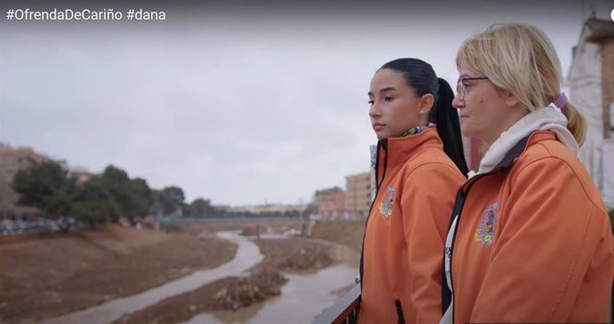 Carolina y Paula, dos damnificadas de Paiporta reciben dos traje de fallera de El Saler, indumentaristas y orfebres