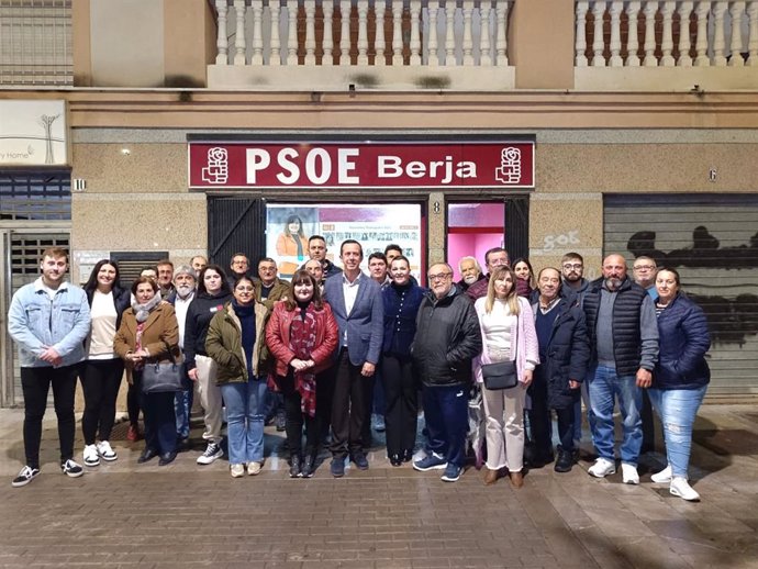 El secretario general del PSOE de Almería, José María Martín Fernández, junto a los secretarios generales de las agrupaciones locales y otros representantes socialistas de la comarca de Poniente, en Berja (Almería).