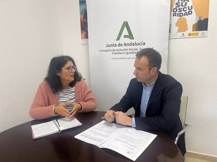 El delegado de Desarrollo Educativo y Formación Profesional de la Junta en Huelva, Carlos Soriano, y la coordinadora del Instituto de la Mujer (IAM) en la provincia, Laura Sánchez.